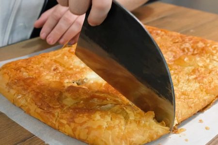ΥΛΙΚΑ
?500 γρ φύλλο κρούστας για γλυκά(12-13 φύλλα)
?150 γρ λιωμένο βούτυρο
---------------------------------------------------------------------------
?3 πράσα
?1 μέτριο κρεμμύδι
?ελαιόλαδο
?600 γρ μοσχαρίσιο κιμά
?200 γρ τυρί φέτα
?2 πρέζες αλάτι
?1/4 κτγ κανέλα
?Μοσχοκάρυδο
?πιπέρι
-------------------------------------------------------------------------------
?150 γρ νερό
?1/2 κτγ αλάτι
?1 κτσ λευκό ξίδι
----------------------------------------------------------------------------------
?35χ42 εκ.