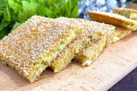 1 κιλό κολοκυθάκια
?1 κτγ αλάτι
----------------------------------------------
?2 κρεμμυδάκια φρέσκα
?1/2 ματσάκι μαιντανό
?5-6 φύλλα δυόσμου
?1 μέτριο κρεμμύδι
?2 μέτρια αυγά
?πιπέρι
?1 κτγ αλάτι
?200 γρ τυρί φέτα
?100 γρ αλεύρι γ.ο.χ
?ελαιόλαδο
-------------------------------------------
?270 γρ γιαούρτι 2%
?400 γρ νερό
?130 γρ ελαιόλαδο
?1,5 κτγ αλάτι
?10 γρ μπέικεν πάουντερ
?400 γρ αλεύρι γ.ο.χ
--------------------------------------------
?ελαιόλαδο
?σουσάμι
-------------------------------------------
?47 εκ.