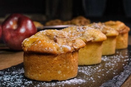 Αφράτα Μηλοπιτάκια σε 5' !!Συνταγή χωρίς μίξερ

?200 γρ αλεύρι Γ.Ο.Χ
?2 μέτρια αυγά
?150 γρ ζάχαρη
?80 γρ λιωμένο βούτυρο
?100 γρ γάλα
?2 κτγ μπέικεν πάουντερ
?2 βανιλίνες
-----------------------------------------
?2 κόκκινα μήλα
?2 κτσ ζάχαρη
?1/2 κτγ κανέλα