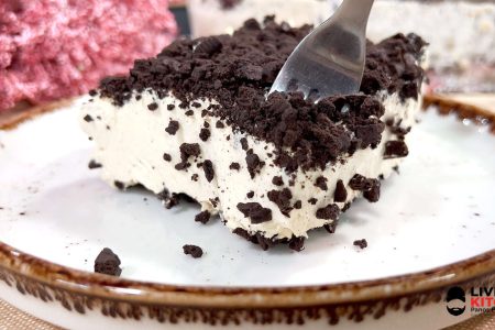 ΥΛΙΚΑ
?450 γρ crumbs μπισκότου σοκολάτας
?500 γρ σαντιγί κρέμα σε μεταλλικό κουτί
?400 γρ καραμελωμένο ζαχαρούχο
-----------------------------------------------------------
?27χ21 εκ.