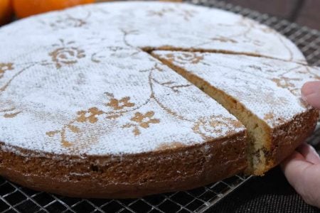 ΛΙΚΑ
?400 γρ αλεύρι που φουσκώνει
?250 γρ ζάχαρη άχνη
?200 γρ ηλιέλαιο
?250 γρ χυμό πορτοκάλι
?Ξύσμα από 1 πορτοκάλι
?1 κτγ κανέλα
?1/4 κτγ γαρίφαλο
?2 βανιλίνες
?60 γρ καρύδια
?50 γρ σταφίδες+1 κτσ αλεύρι που φουσκώνει
--------------------------------------------------------------------------------
?Ηλιέλαιο+1 κτσ αλεύρι
---------------------------------------------------------------------------------
?Ζάχαρη άχνη
----------------------------------------------------------------------------------
?26 εκ.