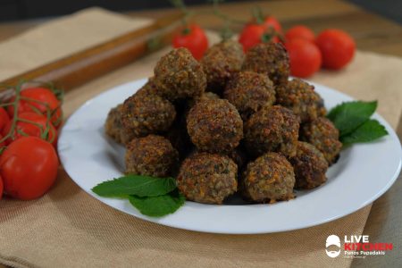 ?500 γρ μοσχαρίσιο κιμά από ελιά(διπλά περασμένος)
?1 μέτριο κρεμμύδι
?1 μέτριο αυγό
?1 κτσ γιαούρτι
?100 γρ νιφάδες βρώμης
?100 γρ κεφαλοτύρι
?1/2 κτγ ρίγανη
?1/2 κτγ σκόρδο σε σκόνη
?1 κτγ μπέικεν πάουντερ
?1 κτγ λευκό ξίδι
?1 κτγ αλάτι
?1 κτσ ελαιόλαδο
?Μαιντανό
?4-5 φύλλα δυόσμο