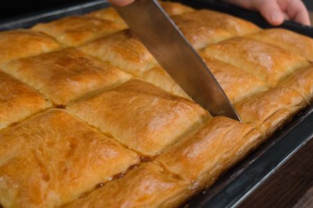 Εύκολη Τυρόπιτα Χωρίς Φύλλο

?900 γρ αλεύρι Γ.Ο.Χ
?200 γρ στραγγιστό γιαούρτι
?330 μλ σόδα
?250 γρ βούτυρο σε θερμοκρασία δωματίου
?20 γρ μπέικεν πάουντερ
?1 κτσ αλάτι
?350 γρ τυρί φέτα
------------------------------------------
?1 κρόκο
?3 κτσ γάλα
----------------------------------------
?Ταψί 46 εκ.
