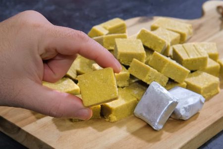 λικά ↔️Ingredients ⤵️
?800 γρ ζωμό κοτόπουλου (από τα κόκκαλα κότας που βράσαμε)
------------------------------------------------------------------
?1 σελινόριζα
?2 μέτρια κρεμμύδια
?4 καρότα
?1 πράσο
?1/2 ματσάκι μαϊντανό
?λίγο σέλινο
?3 σκελίδες σκόρδου
?50 γρ ελαιόλαδο (4 κτσ)
?30 γρ αλάτι (1,5 κτσ)
?πιπέρι
-------------------------------------------------------------------
?25χ35 εκ.