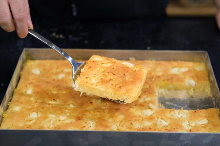 Υλικά ↔️Ingredients ⤵️
?150 γρ καλαμποκάλευρο (1 κούπα)
?150 γρ αλεύρι γ.ο.χ (1 κούπα)
?250 γρ γάλα (1 κούπα)
?120 γρ ελαιόλαδο (12 κτσ)
?300 γρ τυρί φέτα 
?1 κτσ αλεύρι γ.ο.χ
?200 γρ στραγγιστό γιαούρτι (3/4 της κούπας)
?3 μέτρια αυγά
?1 κτγ αλάτι
?1 κτγ μπέικιν πάουντερ (5 γρ)
----------------------------
?Ελαιόλαδο
?καλαμποκάλευρο
--------------------------
?Τυρί φέτα
---------------------------
?25χ35 εκ.