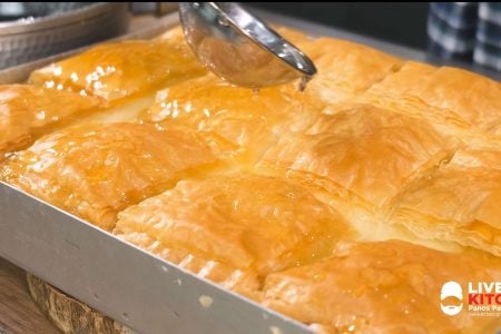 ?500 γρ φύλλο κρούστας για γλυκά (12 φύλλα)
?200 γρ λιωμένο βούτυρο
------------------------------------------
?1,5 λίτρο γάλα
?200 γρ ζάχαρη
?200 γρ ψιλό σιμιγδάλι
?50 γρ βούτυρο
?2 βανιλίνες
--------------------------------------
?500 γρ νερό
?700 γρ ζάχαρη
?Χυμό από 1/2 λεμόνι
?2 στικ κανέλας
---------------------------------------
?25 χ 35 εκ.