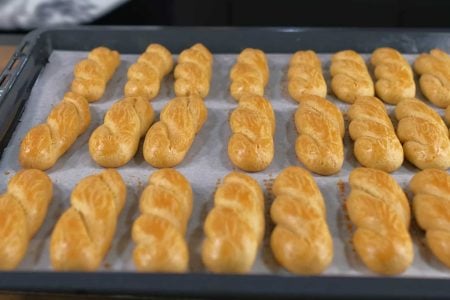 ΥΛΙΚΑ
?680 γρ αλεύρι γ.ο.χ
?200 γρ ζάχαρη άχνη
?180 γρ ηλιέλαιο
?200 γρ χυμό πορτοκάλι
?Ξύσμα από 1 πορτοκάλι
?1 κτγ μαγειρική σόδα
?20 γρ μπέικεν πάουντερ
?2 βανιλίνες
-------------------------------------------
?1 μέτριο αυγό
-------------------------------------------
?50 κομμάτια