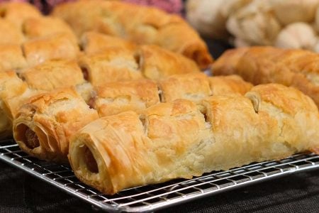 ?500 γρ φύλλο κρούστας(12-14 φύλλα)
?9 λουκάνικα
-------------------------------------------------
?100 γρ σόδα
?100 γρ γάλα
?130 γρ ηλιέλαιο
?1 μέτριο αυγό
?80 γρ αλεύρι γ.ο.χ
?1 κτγ αλάτι
?100 γρ μουστάρδα
