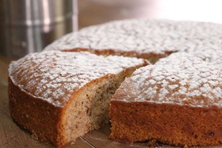 Συνταγή  Απλή Φανουρόπιτα ( Χωρίς Μίξερ ) Fanouropita cake recipe

Υλικά
?400 γρ αλεύρι που φουσκώνει
?300 γρ ζάχαρη
?200 γρ ελαιόλαδο
?250 γρ χυμό πορτοκάλι + Ξύσμα από 1 πορτοκάλι
?1 κτγ κανέλα
?70 γρ σταφίδες
?80 γρ καρύδια
------------------------------
?ζάχαρη άχνη
?26 εκ. φόρμα
