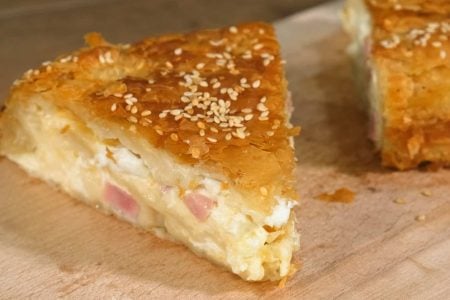 Ζαμπονοκασερόπιτα Σουφλέ Αλλιώτικη Τεχνική Του Πάνου - Εύκολη συνταγή Σουφλέ με φύλλο τυριά & ζαμπόν

?12 φύλλα κρούστας(500 γρ)
?200 γρ μιξ 3 τυριών
?100 γρ ζαμπόν
?150 γρ τυρί
---------------------------------------
?300 γρ γάλα
?3 μέτρια αυγά
?100 γρ γιαούρτι
--------------------------------------
?100 γρ σόδα
?50 γρ ελαιόλαδο
?1 κτγ αλάτι
?Σουσάμι
--------------------------------------
?Φόρμα 26 εκ.