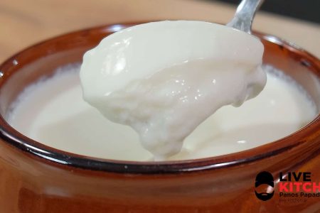 ?1 Λίτρο γάλα πλήρες
?3 κτσ παραδοσιακό γιαούρτι(με ζωντανή μαγιά)
--------------------------------
?Μέλι και Καρύδια
