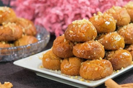 ΛΙΚΑ
?250 γρ νερό
?300 γρ ζάχαρη
?100 γρ μέλι
?140 γρ χυμό πορτοκάλι
?1 στικ κανέλας
--------------------------------------------------
?550 γρ αλεύρι γ.ο.χ
?120 γρ ζάχαρη
?140 γρ χυμό πορτοκάλι
?200 γρ ηλιέλαιο
?Ξύσμα από 1 πορτοκάλι
?1 βανιλίνη
?1 κτγ μπέικεν πάουντερ
?1/2 κτγ μαγειρική σόδα
?1 κτγ κανέλα
?1/6 κτγ γαρίφαλο
-----------------------------------------------------
?Μέλι
?Τριμμένο καρύδι