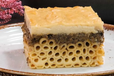 ΥΛΙΚΑ
?500 γρ ζυμαρικά για παστίτσιο
?2 κτσ ελαιόλαδο
?Αλάτι
--------------------------------------------------
?1 κιλό μανιτάρια portobello
?1 μεγάλο κρεμμύδι
?1 σκελίδα σκόρδου
?2 κτσ πελτέ ντομάτας
?ελαιόλαδο
?1,5 κτγ αλάτι
?1 κτγ ρίγανη
?Πιπέρι
---------------------------------------------------
?1 λίτρο γάλα αμυγδάλου
?1,5 κτγ αλάτι
?100 γρ κορνφλάουρ
?1 κτσ φυτικό βούτυρο
?Μοσχοκάρυδο
?Πιπέρι
-----------------------------------------------------
?25χ30 εκ.