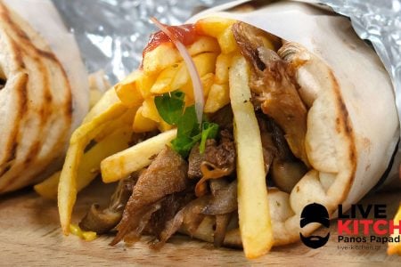 ΥΛΙΚΑ
?500 γρ μανιτάρια πλευρώτους
?ελαιόλαδο
?αλάτι 
?πάπρικα γλυκιά
?ρίγανη
?σκόρδο σε σκόνη
----------------------------------------
?3 πίτες
?νερό
?ελαιόλαδο
?αλάτι
------------------------------------------
?3 κτσ νηστίσιμη μαγιονέζα
?3 αγγουράκια τουρσί
?2 κτγ χυμό από τις πίκλες
------------------------------------------
?1/2 κρεμμύδι
?Λίγο μαιντανό
?1 ντομάτα
------------------------------------------
?Πατάτες τηγανητές