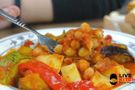 ΥΛΙΚΑ
?1 Κόκκινη πιπεριά
?1 πράσινη πιπεριά
?1 κίτρινη πιπεριά
?1 μελιτζάνα
?1 κολοκυθάκι
?2 μέτριες πατάτες
?240 γρ βρασμένα ρεβύθια ή σε κονσέρβα
?80 γρ ελαιόλαδο
?Αλάτι
?πιπέρι
?θυμάρι
?Ρίγανη
?1 κτγ πάπρικα γλυκιά
-----------------------------------------
?2 μέτριες ντομάτες
?1 μέτριο κρεμμύδι
?2 σκελίδες σκόρδου
-----------------------------------------
?2 κτσ πελτέ ντομάτας
?300 γρ νερό
?1 κτγ αλάτι
------------------------------------------
Ταψί 38χ27 εκ.