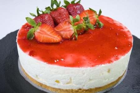 Οι ζεστές μέρες έφτασαν και τι το καλύτερο από το να φτιάξετε ένα δροσερό και πεντανόστιμο cheesecake με φράουλες!