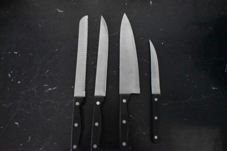 Είναι απαραίτητα σε κάθε κουζίνα τα μαχαίρια γενικής χρήσης. Τα πιο χρήσιμα είναι τα μεγάλα και του μεσαίου μεγέθους μαχαίρια , καθώς και τα μαχαίρια για κοπή λεπτών φετών ή απλό τεμαχισμό