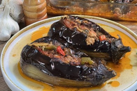 ΥΛΙΚΑ
?4 μελιτζάνες
?Νερό
?αλάτι
?bio έξτρα παρθένο ελαιόλαδο
-------------------------------------------------------------
?2 μέτρια κρεμμύδια
?1 πράσινη πιπεριά
?1 κόκκινη πιπεριά
?4-5 σκελίδες σκόρδου
?2 μέτριες ντομάτες
?2 πρέζες ζάχαρη
?50 γρ bio έξτρα παρθένο ελαιόλαδο
?μαιντανός
?240 γρ τόνος σε ελαιόλαδο
?2 πρέζες αλάτι
?πιπέρι
------------------------------------------------------------------------
?1 κτσ πελτέ ντομάτας
?bio έξτρα παρθένο ελαιόλαδο
?250 γρ νερό
?αλάτι
?πιπέρι
------------------------------------------------------------------------
?25χ30 εκ.