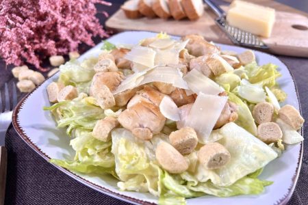 ΥΛΙΚΑ
?400 γρ στήθος κοτόπουλο
?πιπέρι
?ελαιόλαδο
?αλάτι
?400 γρ iceberg
------------------------------------ 
?2 κτσ μαγιονέζα
?1 κτσ μουστάρδα
?2 αντζούγιες
?1 σκελίδα σκόρδου
?50 γρ ελαιόλαδο
?χυμό από 1/2 λεμόνι
----------------------------------------
?50 γρ τυρί παρμεζάνα
?κρουτόν