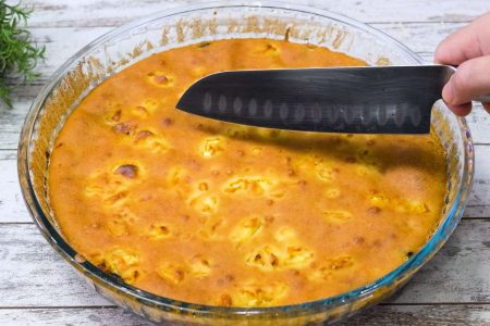 Υλικά?
?2 μελιτζάνες (400 γρ)
?1 κτσ αλάτι
?1 κτγ μαγειρική σόδα
?Νερό
-----
?270 γρ αλεύρι γ.ο.χ (1 κούπα και 1/4)
?250 μλ νερό (1 κούπα)
?200 γρ στραγγιστό γιαούρτι (1 κεσεδάκι)
?3 κτσ ελαιόλαδο (30 γρ)
?1 μέτριο αυγό
?1 κτγ αλάτι
?πιπέρι
?2 κτγ μπέικιν πάουντερ
-----
?1 κόκκινη πιπεριά
?1 μέτριο κρεμμύδι
?3 κτσ ελαιόλαδο
?Κεφαλοτύρι
?200 γρ τυρί φέτα
------
?Ελαιόλαδο
?Φρυγανιά
------
?32 εκ.