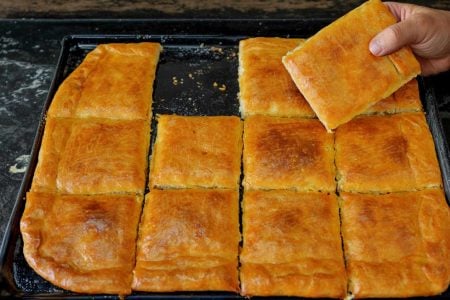 900 γρ. Αλεύρι γ.ο.χ (5,5-6 κούπες)
300 γρ. νερό (1 κούπα και 1/4)
200 γρ. ηλιέλαιο (1 κούπα)
200 γρ. στραγγιστό Γιαούρτι 2% (1 κεσεδάκι)
20 γρ. Μπέικιν πάουντερ (2 κ.σ.)
1,5 κ.γ. αλάτι
---
350 γρ. Τυρί φέτα 
---
1 κρόκο 
2 κ.σ. γάλα