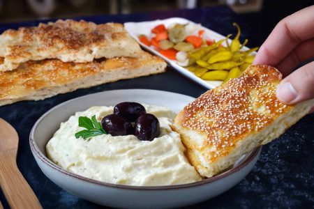 ΥΛΙΚΑ
????40 γρ. ψίχα από μπαγιάτικο ψωμί (2 φέτες)
????80 γρ. λευκό ταραμά (2 κ.σ.)
????125 γρ. νερό (1/2 κούπα)
????25 γρ. χυμό λεμόνι ( 4 κ.σ.)
????1 κ.γ. μέλι
????200 γρ. ελαιόλαδο (1 κούπα)
????200 γρ. ηλιέλαιο (1 κούπα)