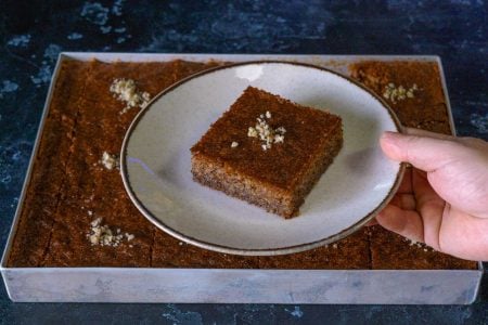 Μια παραδοσιακή καρυδόπιτα όπως παλιά, σιροπιασμένη μέχρι μέσα αλλά χωρίς να λασπώνει. Αφράτη, αρωματική, με μπαχαρικά που γεμίζουν το σπίτι μυρωδιές και με κάθε μπουκιά να λιώνει στο στόμα. Το τέλειο γλυκό για τον καφέ ή μετά το φαγητό.