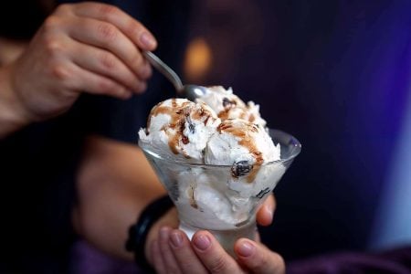 2 κουτάκια Morfat Creamy φυτική σαντιγί (500 ml)
????1 κουτί γάλα εβαπορέ (400 γρ)
????150 γρ ζάχαρη
????2 κ.σ. υποβρύχιο μαστίχα Χίου
????1 κ.γ. σαλέπι 
????½ κ.γ. μαχλέπι 
????1 πρέζα αλάτι
????Γλυκό του κουταλιού βύσσινο