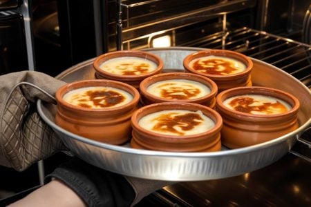 ????150 γρ. Ρυζι γλασέ (3/4 της κούπας)
????750 γρ. Βραστό νερό
---
????1 λίτρο γάλα πλήρες (4 κούπες)
????200 γρ. Ζάχαρη (1 κούπα)
????70 γρ. Κορν φλάουρ (1/2 κούπα)
????2 κρόκους από μέτρια αυγά
????2 βανιλίνες
????50 γρ. Βούτυρο (2 κ.σ.)
---
????Κανέλα