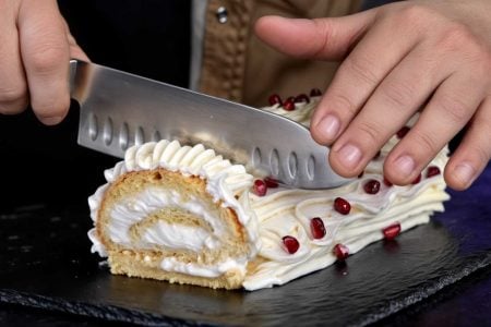 ????50 γρ. αλεύρι Γ.Ο.Χ
????Ασπράδια από 2 μέτρια αυγά
????Κρόκοι από 2 μέτρια αυγά
????1 μέτριο αυγό
????40 γρ. ζάχαρη (για τα ασπράδια)
????70 γρ. ζάχαρη (για τους κρόκους)
????1 βανιλίνη
????Λίγο αλατι
----
????300 ml γάλα
????60 γρ. ζάχαρη
????30 γρ. κορν φλάουρ
????Ξύσμα από 1 λεμόνι
????Χυμός από 1 λεμόνι
????1 βανιλίνη
????20 γρ. βούτυρο 
---
????1 κουτί Morfat Creamy φυτική σαντιγί (250 γρ.)
????2 κ.σ. ζάχαρη άχνη 
---
????Σπόροι Ροδιού