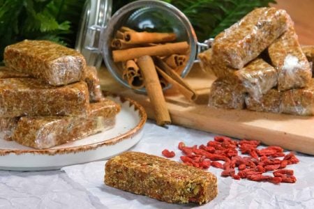 ΥΛΙΚΑ
?150 αμύγδαλο
?100 γρ καρύδια
?130 γρ κολοκυθόσπορους
?350 γρ χουρμάδες(χωρίς κουκούτσι)
?270 γρ φιστικοβούτυρο
?50 γρ goji berry (αποξηραμένα)
?1/2 κτγ κανέλα Κευλάνης
?Μία πρέζα αλάτι
----------------------------------------------------------------
?Φόρμα 22x22 εκ.