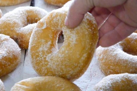Μετά από πάρα πολλές δοκιμές σας έχουμε τους καλύτερους Λουκουμάδες παραλίας. Κάντε βήμα βήμα την συνταγή και θα με θυμηθείτε!!!