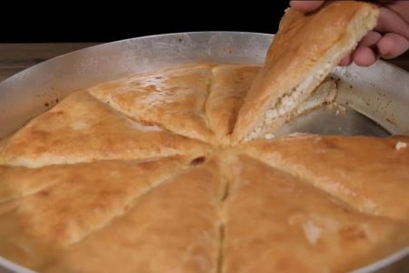 Αφράτη τυρόπιτα στο τσακ μπαμ

ΥΛΙΚΆ
730 γρ αλεύρι Γ.Ο.Χ
20 γρ μπέικεν πάουντερ
250 γρ βούτυρο
1 κτσ αλάτι
330 μλ ανθρακούχο νερό
400 γρ τυρί φέτα
Ελαιόλαδο
2 κτσ γάλα
1 κρόκο
ταψί=38 εκ.
