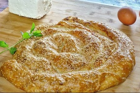 Σε αυτό το βίντεο θα σας δείξω πως να φτιάξετε φανταστική τραγανή στριφτή τυρόπιτα!! απλά πρέπει να κάνετε σωστά τα βήματα στην εκτέλεση της συνταγής