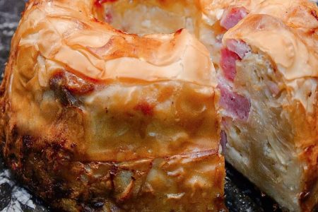 Συνταγή για ζΣουφλέ Ζαμπονοκασερόπιτα

3 αυγά-3 eggs
250 γρ γάλα-250 gr milk
150 γρ γιαούρτι-150 gr yoghurt
λίγο πιπέρι-a little of pepper
300 γρ γκούντα-300 gr Gouda
300 γρ ζαμπόν-300 gr ham
300 γρ μοτσαρέλα-300 gr mozzarella
200 γρ τυρί φέτα-200 gr Greek feta cheese
100 γρ βούτυρο-100 gr butter
500 γρ φύλλο κρούστας για πίτες-500 gr phyllo dough for pies
