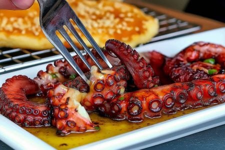 950 γρ. Χταπόδι(καθαρισμένο)
5-6 κόκκους μπαχάρι
7-8 κόκκους από μαύρο πιπέρι
2 φύλλα Δάφνης 
100 ml λευκό κρασί
120 γρ. Ξίδι από κόκκινο κρασί
150 γρ.ελαιόλαδο
