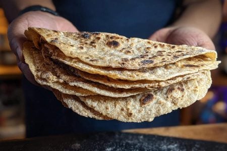 Αφράτες και υγιεινές πιτούλες βρώμης, φτιαγμένες με αγνά υλικά για κάθε στιγμή της ημέρας. Ιδανικές για αλμυρές ή γλυκές απολαύσεις, γεμάτες γεύση και θρεπτική αξία.